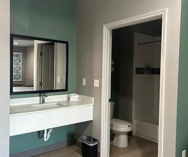 Deluxe King Suite